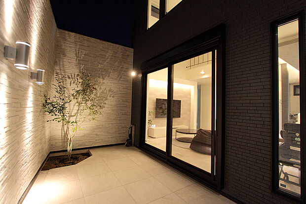 ライトアップされたタイルデッキテラス。幻想的な空間で気持ちをリフレッシュ。四季を眺めるのが楽しみですね。