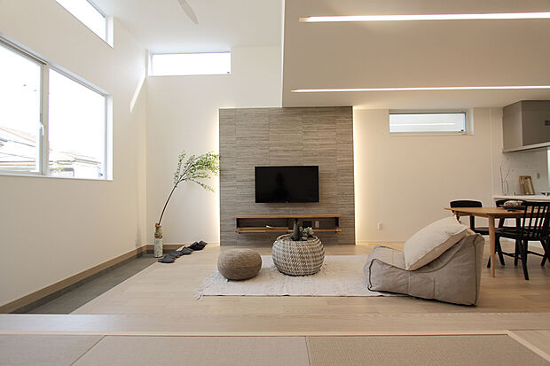 【ファインステージ錦織南Part3モデルハウス】玄関土間からひと続きの開放的なリビング。リビングの隣にある畳コーナーで極上の寛ぎを過ごしていただけます。