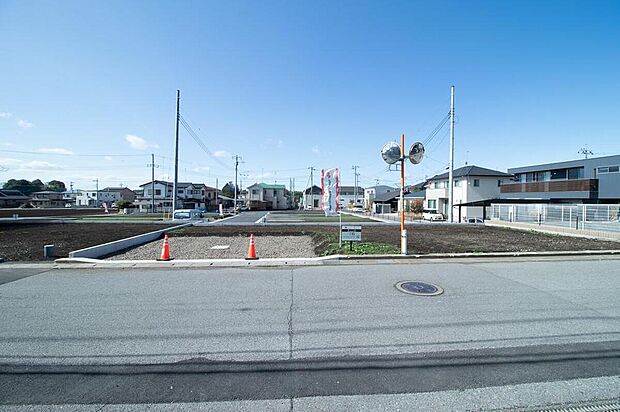 分譲地東接道からの全景。6.8m幅員接道。西側区画より高さのある区画なので見晴らしも確保できます。