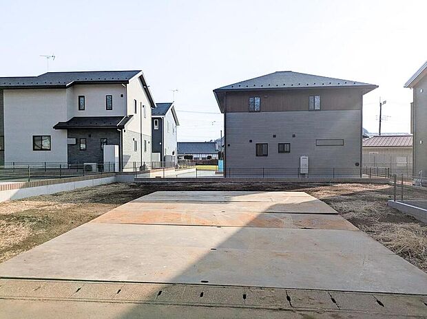 No.6/隣家が完成済みのため、窓の位置などを確認して間取りの計画をすることができ、プライバシーを確保した計画がしやすいです。