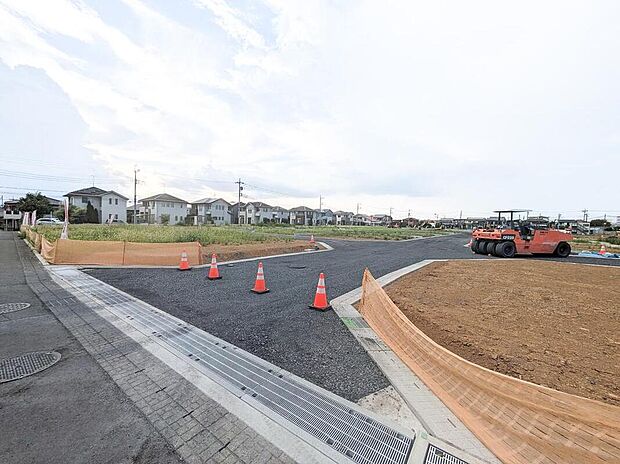 【車すれ違いもしやすい道路幅】分譲地内は6m~6.5m幅の道路なので車のすれ違いもしやすいです