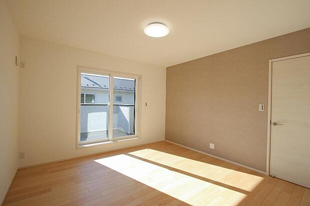 【リビング以外の居室】No49-11/主寝室は約8帖で、ベッドを置いてもゆとりある広さです。3.25帖のウォークインクローゼットもあり、収納量も確保。