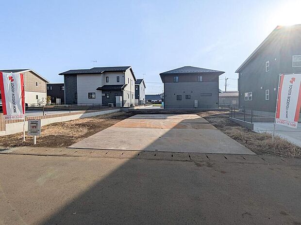 【前面道路含む現地写真】No.6／北側の接道は、２ｍの歩道があるので、お子様の道路への飛び出しを防ぎやすく、安心です。