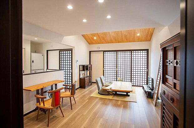 【建物プラン例（内観写真）】建築実例(1)／年を重ねても「楽に」「楽しく」暮らせるように設計。古家具をインテリアの主役に据えて、趣あるインテリアに。