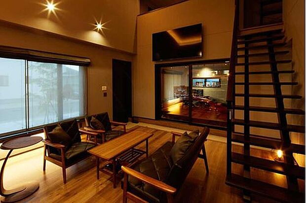 【休日を謳歌するためのガレージハウス】インダストリアルな雰囲気漂うLDK。カフェやバーのような落ち着いたイメージに仕上げました。