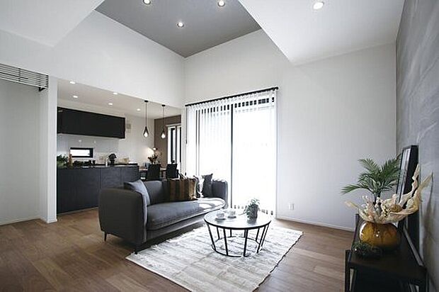 NO.3-5 モデルハウス
折り上げ天井による縦の広がりが魅力のリビング。奥行きのある天井デザインが、上質でゆとりのある空間を演出しています。
(2025年11月撮影)