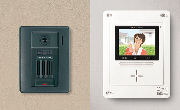 【インターホン 】安心機能が備わったシンプルデザインのかんたんテレビドアホン。呼出直後の自動録画のほか、呼出中や通話中、モニター中に録画ボタンを押して手動録画ができます。