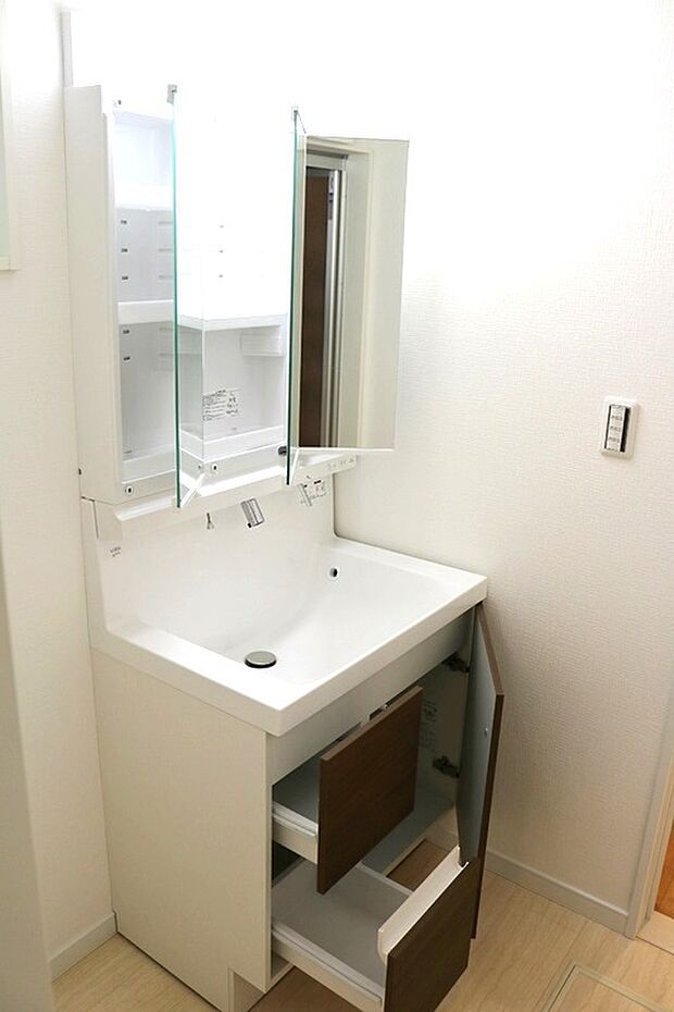 （同一仕様）収納豊富な洗面台で、お片付けもラクラクです♪ 
