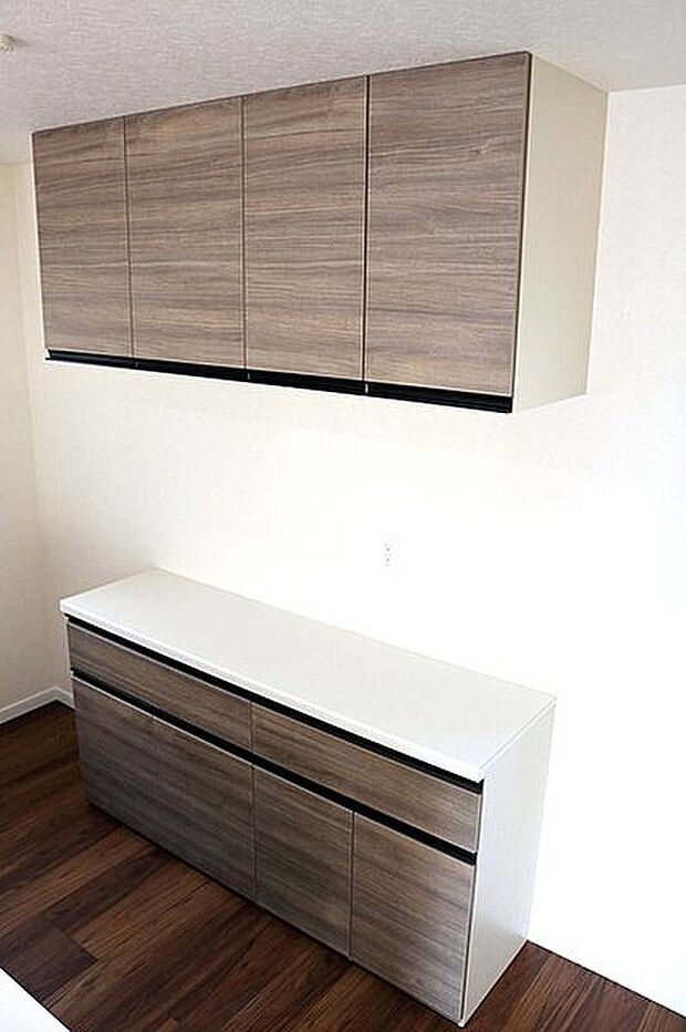 【カップボード（食器棚）(同一仕様）】標準で上下についております♪