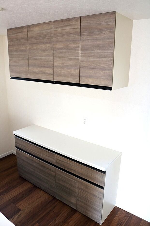 【カップボード（食器棚)（同一仕様）】標準で上下についております♪