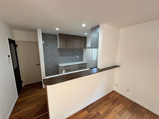 【キッチン(施工例）】カップボード（食器棚）がキッチン後ろについていて、開放感あるリビングとなっております♪※アクセントクロスはオプションとなります！