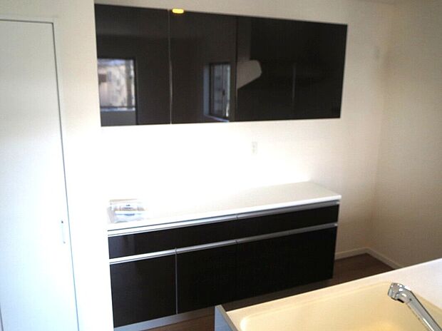 【カップボード（同一仕様）　】食器棚も上下標準設備でついております！