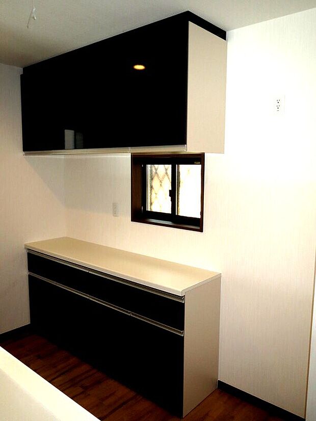 【カップボード（同一仕様）】キッチン背面に標準仕様でカップボード（食器棚）が上下についております！