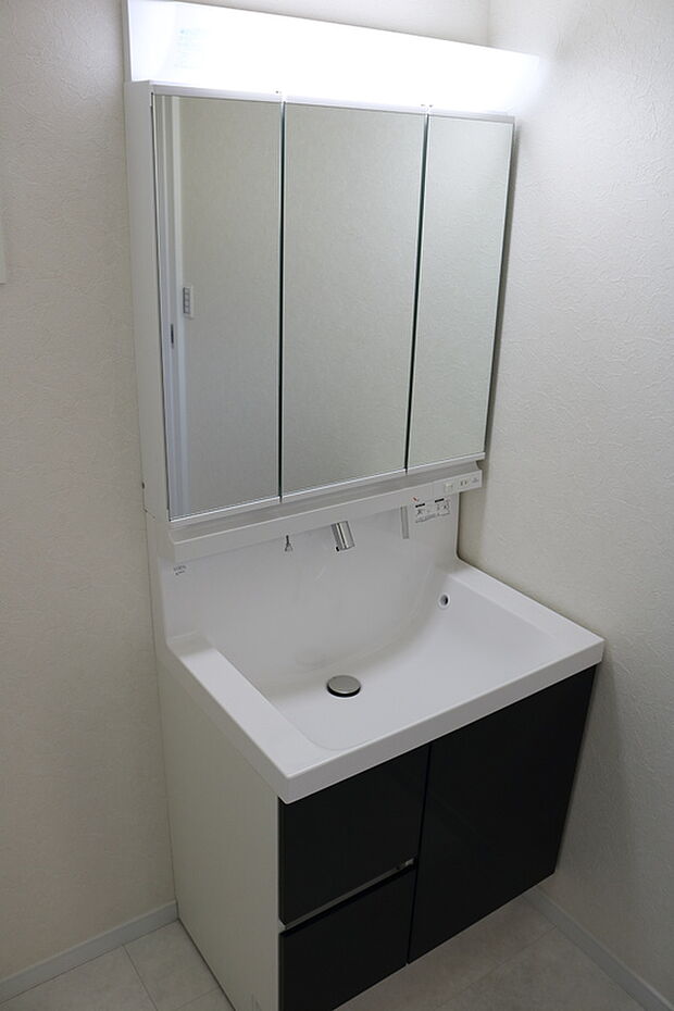 【洗面台　(同一仕様)】収納豊富な洗面台で、お片付けもラクラク♪