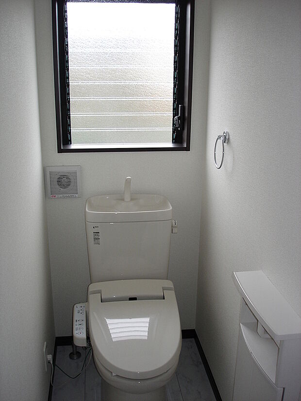 【トイレ（同一仕様）】トイレ1か所はタンクレストイレを標準装備！手洗いカウンター付き！