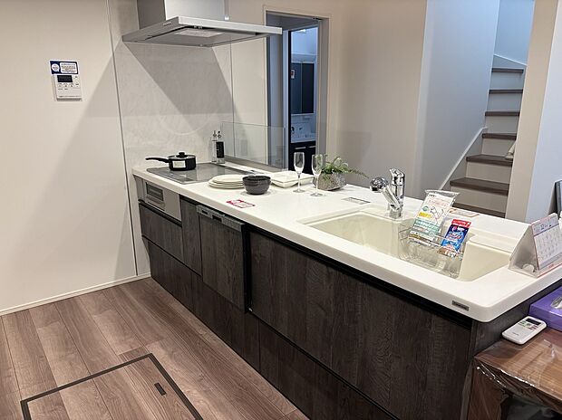 【1号地キッチン】対面式キッチンでお料理しながらもご家族との会話が弾みます。広々としたスペースでストレスなくお料理やお菓子作りなどを楽しむことができます。お手入れも楽々便利です。