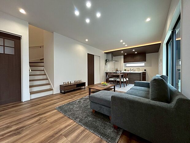 【7号地リビング】柔らかな採光がリビングダイニングに届き、明るく開放的な空間が広がります。また、プライベート空間を配慮した構造のため、安心です。