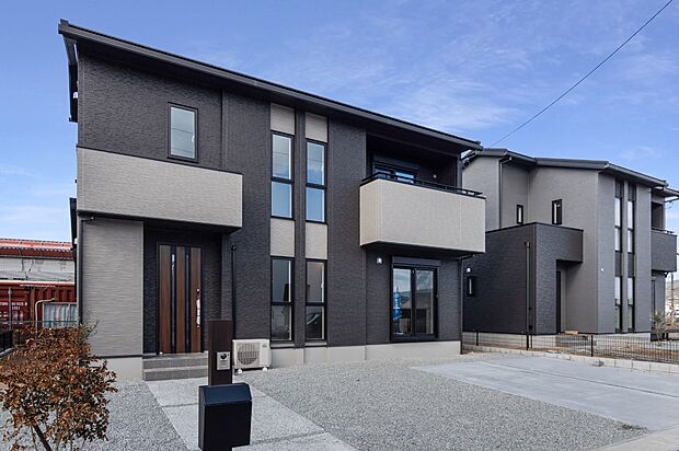 (2号地)外観
寛ぎの空間と機能美を追求して、一邸一邸、それぞれに創意を凝らしたプラン。開放感を満喫できるリビングとスタイリッシュなデザインが魅力的な住まい