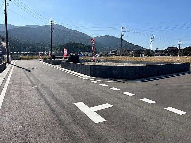 住人以外の車の進入も少ないため、小さなお子様を持つご家庭にも安心の環境です。お子様とのお散歩も安心してできる閑静な住宅地は、落ち着いてのびのびと子育てができます。