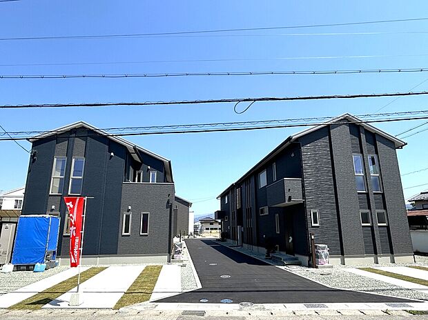 【街並完成写真】
人気の篠ノ井エリアに5棟の新規分譲住宅が誕生。駅まで徒歩12分（900m）、スーパーまで徒歩約7分（500m）と利便性の良い好立地です。