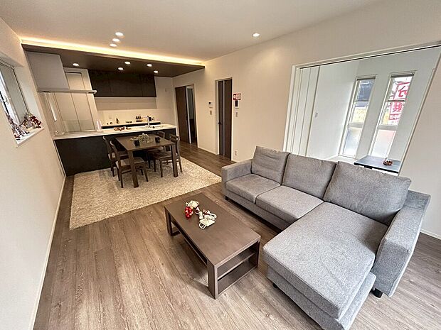 温かな陽射しがたっぷり差し込む、南西向きのリビング・ダイニング。家具が配置しやすい長方形型です。※掲載の家具・調度品は、販売価格には含まれておりません。※2025年11月撮影