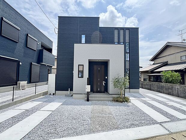 4号地/現地外観
玄関周りの明るい外壁が目を引きます。家族のコミュニケーションが自然に増えるリビング階段を採用した住まいです。※2025年5月撮影