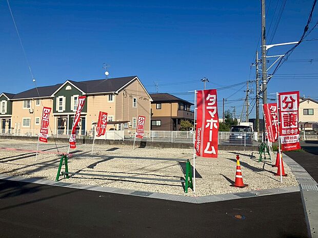 分譲地内に空が大きく広がり、開放感を感じられる環境です。前面道路もゆとりのある広さのため、お車の出し入れも比較的スムーズに行うことができそうです。