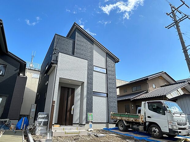 【2号棟】外構工事中(現地2026/3/19撮影)
価格改定:4,680万円から4,380万円へ!