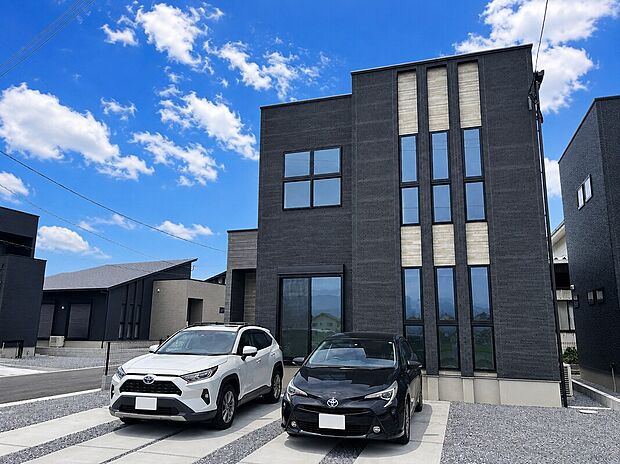 外観画像:濃色のモダンな外観と縦長の連窓が印象的。前面に並列で複数台駐車できる広い舗装スペースがあり、落ち着いた色調で街並みに調和し、日常に安らぎをもたらします。
※一部CG処理しております