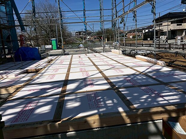 換気を行っている床下から冷気を通さない様にしっかりと断熱材(カネライトフォーム)を敷き詰めています♪