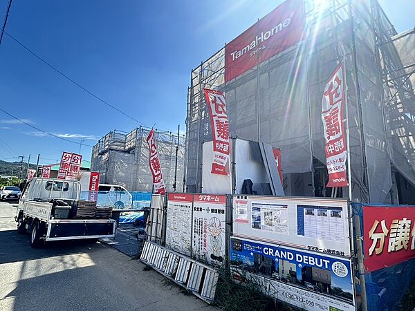 【現地写真】
安全第一に着々と工事が進んでおります！ぜひ、現地にお越しいただき、陽当りや風通しをご体感ください。現地ご見学は随時受け付け中☆赤いのぼり旗が目印です。※2026年10月撮影