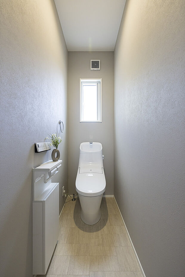 【【同仕様・同形状写真】トイレ】LIXIL独自の節水技術で、水道代を上手に節約。キレイ機能も充実しており、普段のお手入れもラクラクです。
もちろんウォシュレット付きです♪
