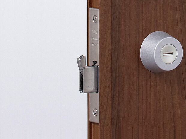 【鎌付デッドボトル錠】ドアの上と下をしっかり固定することで、バールなどによるこじ開け・こじ破り防止に有効です。玄関ドア本体と、枠・子扉のかみ合わせ部分を強化することで、さらに防犯性能を向上させています。（※同仕様画像）