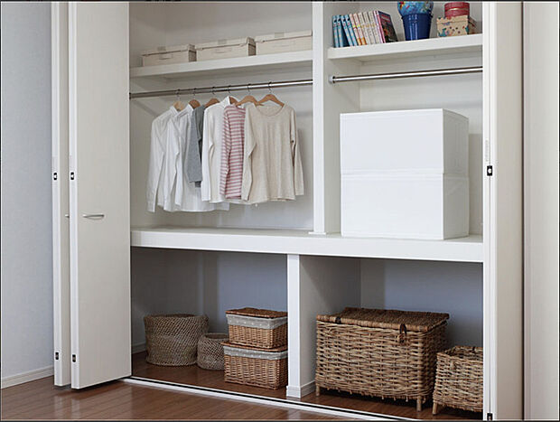 【クローゼット】収納効率と使い勝手をいいとこ取りのクローゼット。衣類など収納する場所が決まっているとスッキリ片付くメリットも。日常を気持ちよく過ごす為にも必須のスペースです（画像はイメージ）