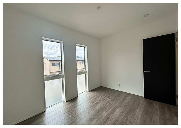 【【4号地】】【4号地】
スキップフロアを抜け2階へ上がるとすぐ左手にバルコニーがあるため家事動線にもこだわりが。各居室の広さも確保しつつ、収納スペースも確保されているためお部屋を広々とお使いいただけます。