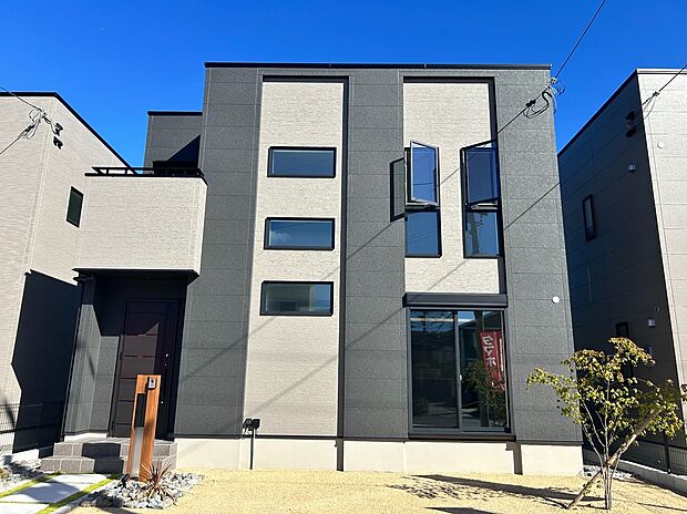 【（４号棟）外観写真】【4号地】2025年7月撮影
ブラウン味のあるカラーの４号地。スタイリッシュな印象だけでなく、暖かみのある印象も同時に感じられる仕様です。