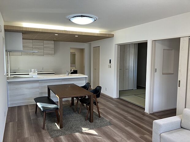 【リビング】白色と木目調でまとめたデザインで、落ち着いた雰囲気のリビング。2面採光で明るく、ダイニングテーブルの他、ソファーセットなどを置いても圧迫感の感じない広さです。・イメージ画像