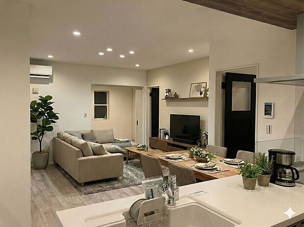 【【6号地リビング】】【6号地:リビング】
ゆったりくつろげる19帖の開放的なリビングダイニング♪ご家族の声が届く対面式キッチンを採用♪お料理しながら会話が弾みます。機能的な回遊導線を取り入れた間取りプランです。