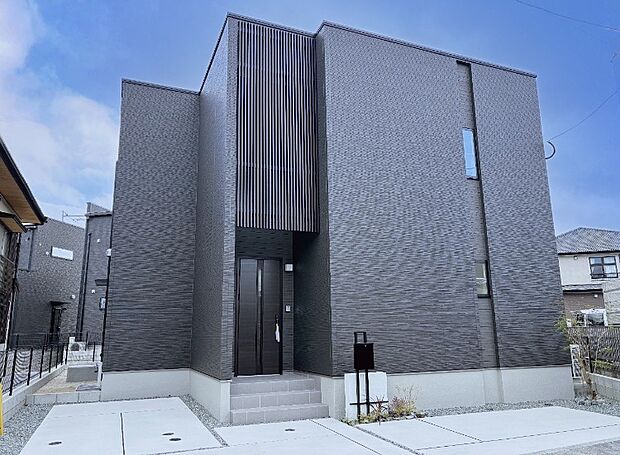 【【6号地外観】】【6号地外観】
シックで落ち着きのある外観。吹抜から光が溢れる心地の良いお家です。さらに2面バルコニー採用で採光・通風を確保。ご家族みんなにうれしいWIC・Family CLを完備。