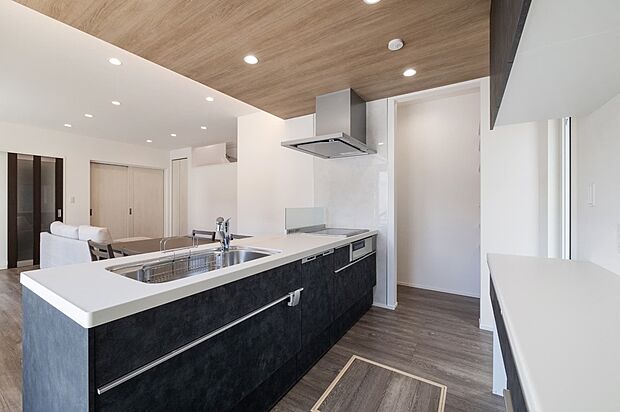 【キッチン】ペニンシュラキッチンを採用。リビングで遊ぶお子さまの様子を見ながら料理もできます。またリビングダイニングとひとつになり、開放感的で広々とした空間になります。