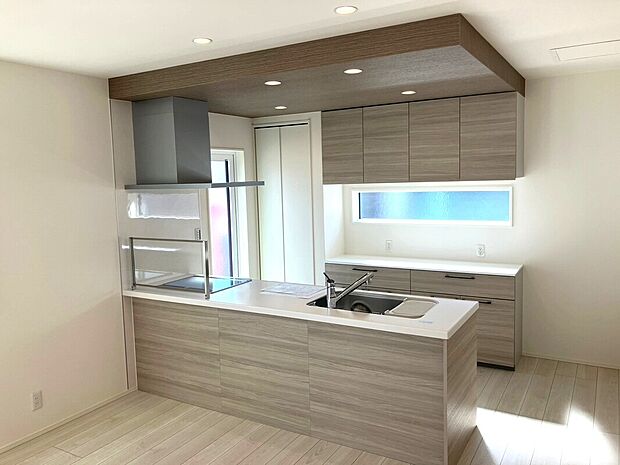 【3号地　キッチン】オープンなペニンシュラ型キッチンを採用で開放的。背面には大容量のカップボード付き！
さらに！食洗器付きで家事ラク♪キャビネットは油汚れに強い素材を採用。サッと拭き取れます♪