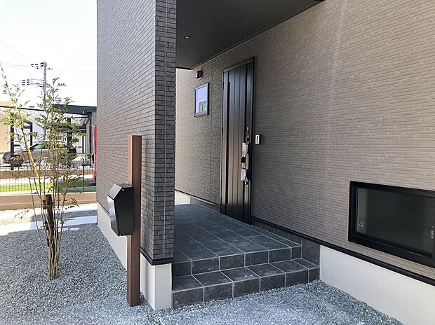 【【同仕様・同形状写真】玄関】広々とした玄関ポーチ　
雨が降っている時も濡れずに傘を開いたり、広いスペースだとベビーカー等を置けるのでとても実用的で便利ですね♪