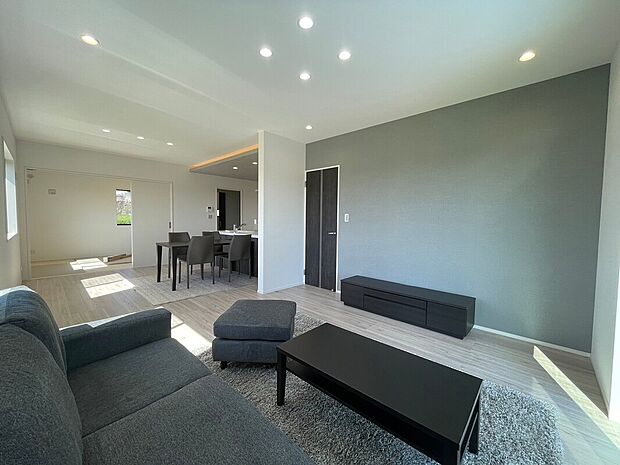 【内観イメージ】同形状・同仕様（リビング）
開放感のある空間を感じられるLDKが印象的な間取りです。温かい光が差し込むお部屋は自然と家族が集まる空間になります。