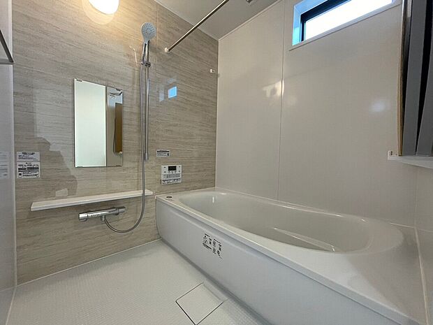 【内観イメージ】同形状・同仕様（浴室）
お子様と一緒に入浴してもゆったり入れる広さの浴室。一日の疲れを癒しながら、親子の時間も大切にできます。