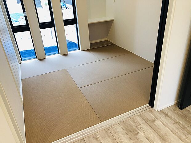 【内観イメージ】同形状・同仕様（洋和室）無和紙畳を採用し、色味を優しく穏やかなイメージにしています。赤ちゃんのお昼寝やお子様のちょっとした遊び場、来客の際に重宝します。
