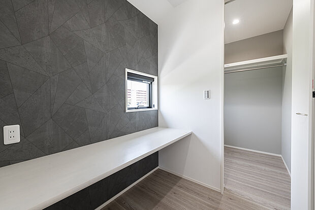 【内観イメージ】同形状・同仕様（ワークスペース）在宅ワークも趣味時間も集中、充実させてくれるワークスペースのあるプラン。カウンター、収納を備え、多目的にご活用いただけます。