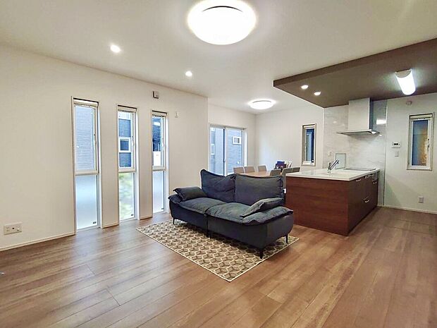 【【LDK】】リビングやダイニングを見渡せるオープンな『ペニンシュラキッチン』を全邸採用♪♪