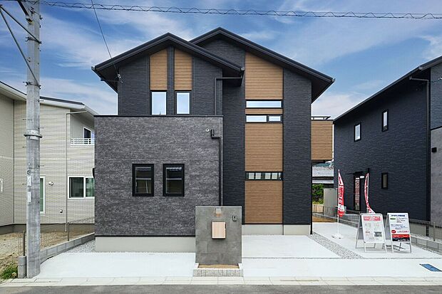 【3号棟 現地外観写真】タマホームのこだわりが詰まったダークトーンのシンプルモダンな外観です。ご家族の帰りを毎日温かく迎えるマイホームです。