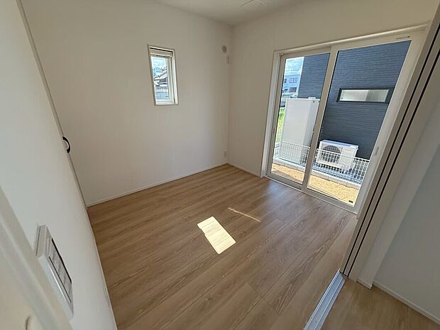 【2号地洋室】リビング横の洋室はお子様の遊び場やお昼寝スペース、来客用のおもてなしの場として活用できます。おもちゃやお布団も収納できる物入付きですっきり片付きます。室内(2025年9月)撮影