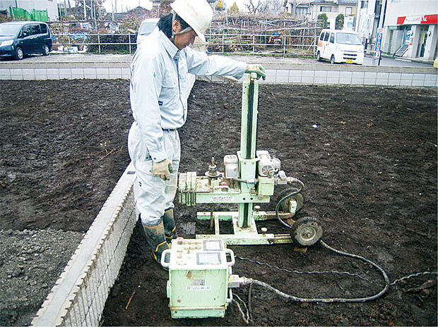 【全棟地盤調査実施】注文住宅や建売住宅に関わらず、タマホームでは全棟に地盤調査を実施しています。地盤の高度が不足している場合は、適切な地盤補強の工事を行います。また万が一の状況に備え、10年間の地盤保証を行っております。